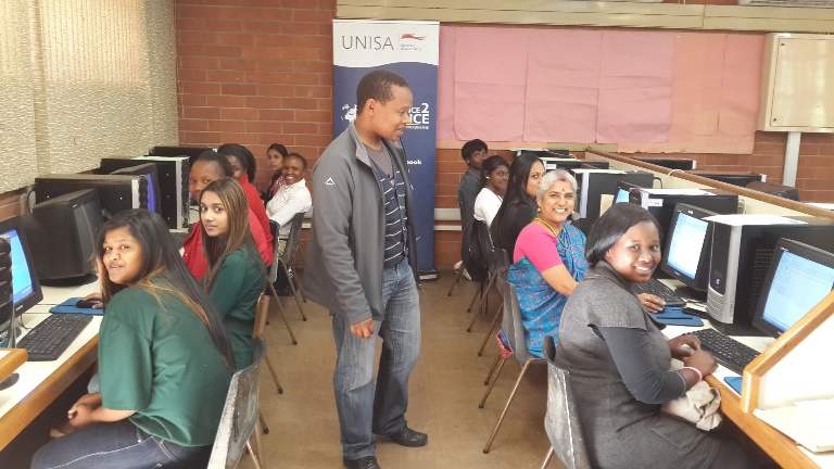 Facilitator Dr Peter Mkhize from School of Computing with participants in the End User Computing workshop